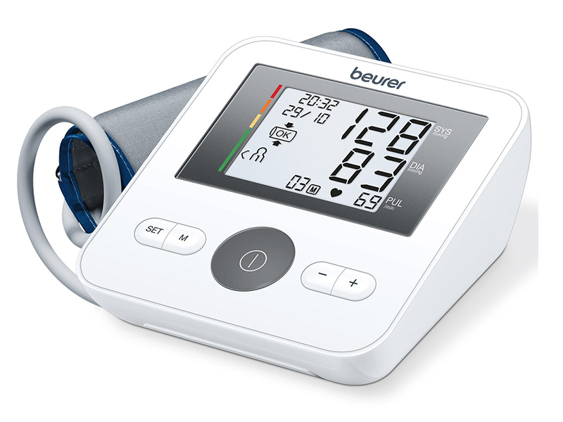 Tensiometro BEURER BM 27 sobre fondo blanco con Manguito enrrollado